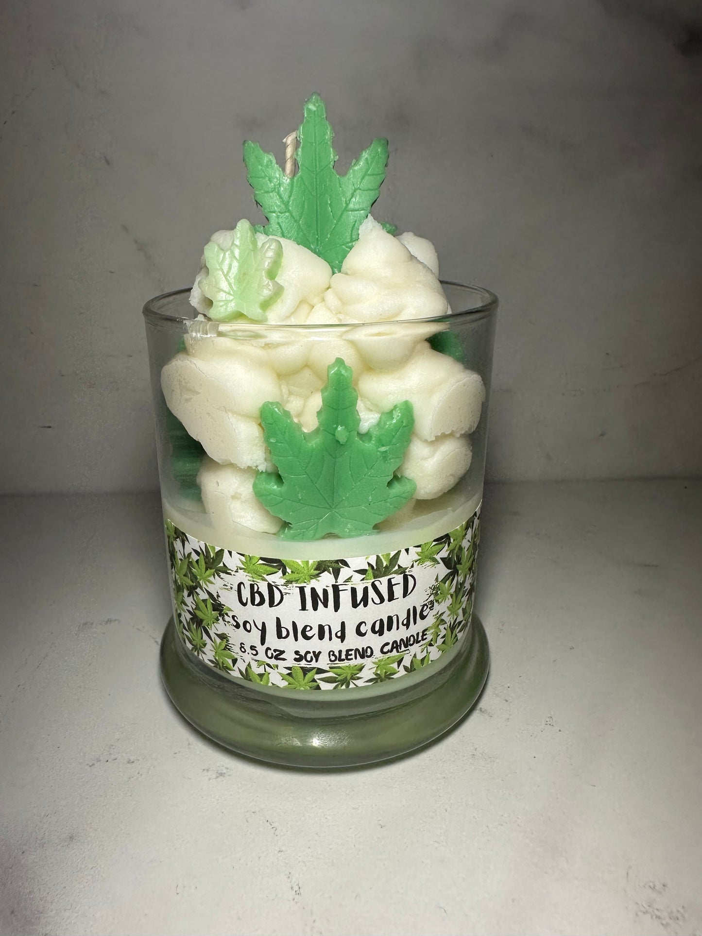 🌿 8.5 oz CBD-Scented Soy Blend Candle (Design Only – No Actual Cannabis or CBD) 🌿